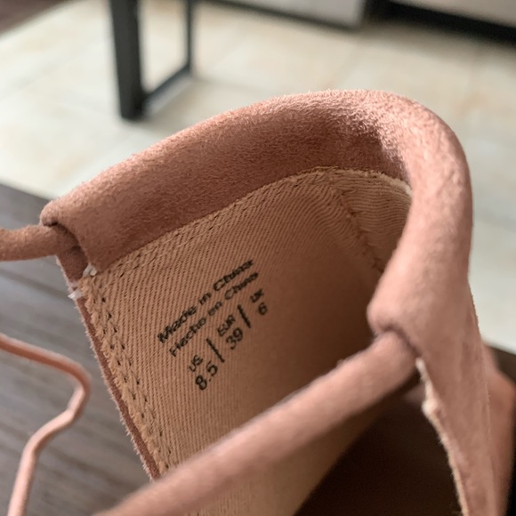 Tan/Salmon suede heels. Never worn. Size 8.5 - Picture 4 of 4